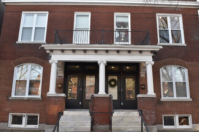 Building Photo - "Spacious Urban Living: Charming 2-Bedroom Retreat in St. Louis City - 1287 Sq Ft of Comfort!"  C...