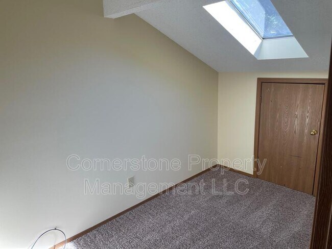 Photo - 807 Maple Ln
