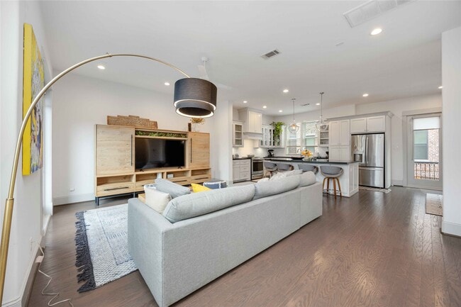 Photo - 2825 Hicks St