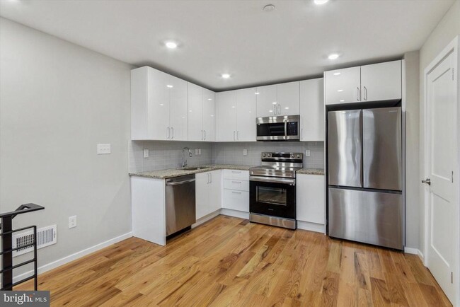 Building Photo - 1515 W Stiles St Unit 2