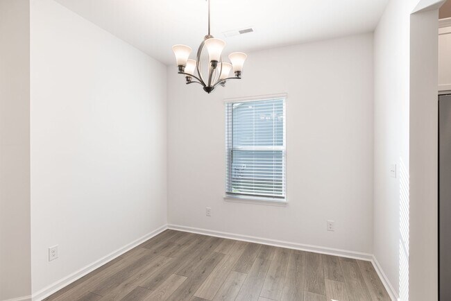 Photo - BEAUTIFUL 4 Bedroom Home - Stonebridge Fa...