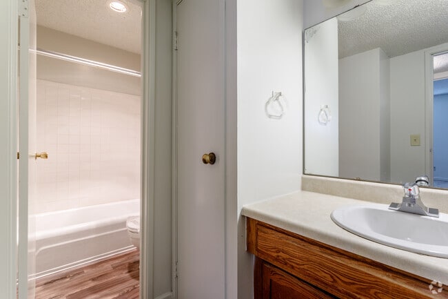 1BR, 1BA - 660 SF