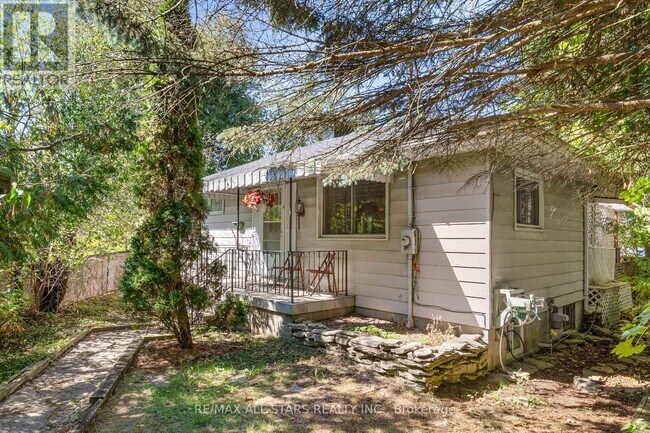 Photo - 242 Francis St E