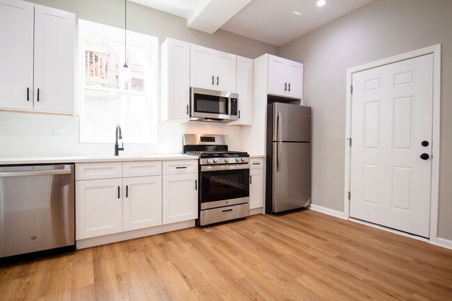Photo - Amazing 4-bed Duplex by UIC Unit 1F