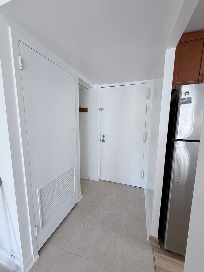 Main entrance - 3100 S Manchester St Unit 603