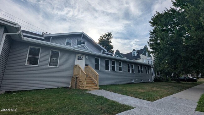4 Ten Eyck Ave Unit 3