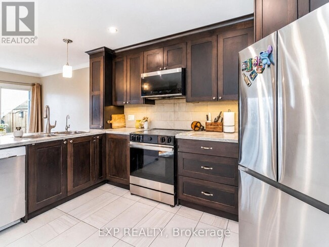 Photo - 641 Royal Fern St