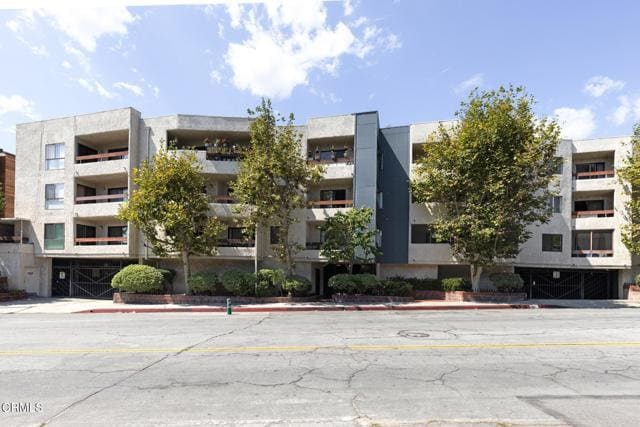 Building Photo - 1037 N Vista St Unit 202