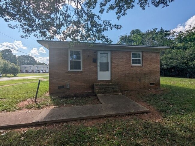 Building Photo - Charming 2BD/1BA End Unit Rental