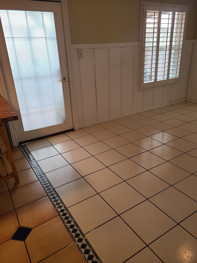 Photo - 5831 Adelaide Ave Unit back apartment