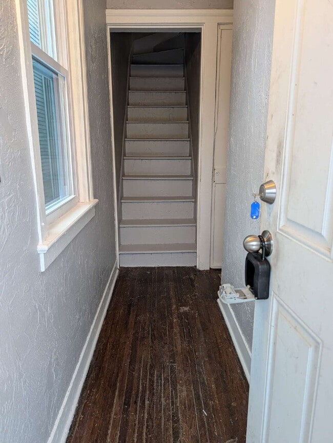 Photo - Multi Unit building
Upper Rear Unit Unidad 2B