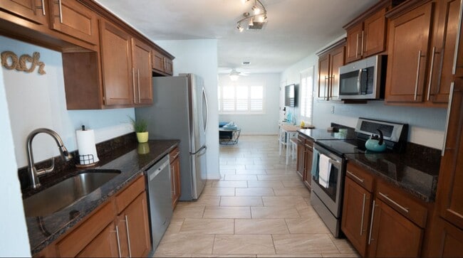 Building Photo - Charming 2 bedroom 1 bathroom beach side home