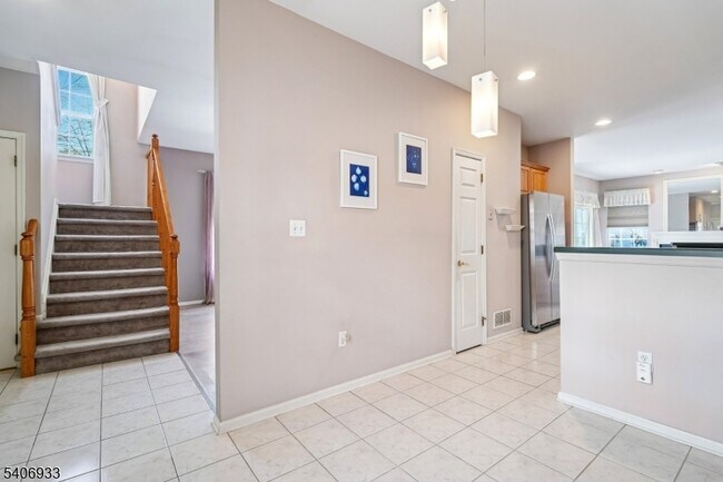 Photo - 163 Gladstone Dr