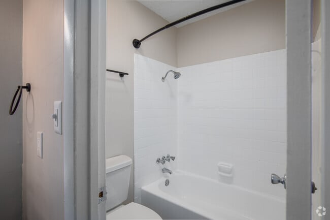 1BR, 1BA - 1BR, 1BA - 550SF Updated - Bathroom550SF