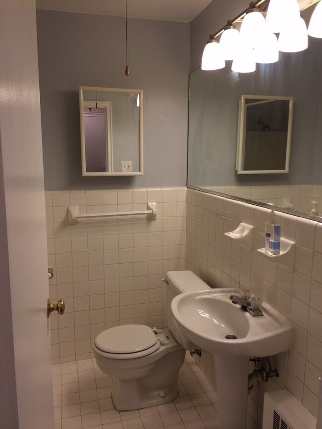 bathroom - 1575 N Colonial Ter Unit 403