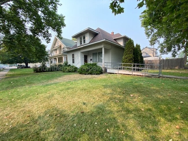 Building Photo - 904 W Spofford Ave