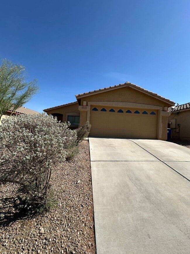 Beautiful 3 Bed 2 Bath House!! - Beautiful 3 Bed 2 Bath House!!