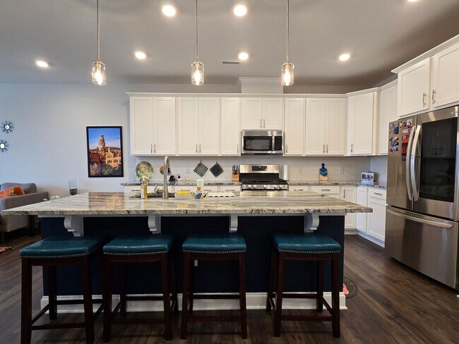 Photo - 4 Bedroom 3.5 Bathroom Townhome w/ Upgraded Finishes and fenced in yard. Located in the heart of ...