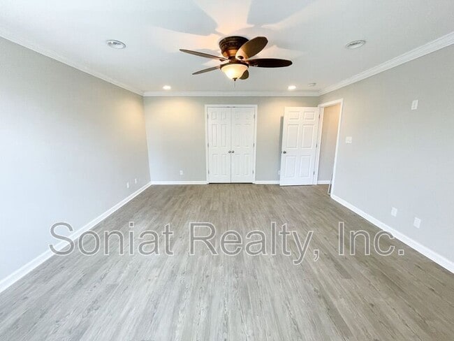 Photo - 1876 Mirabeau Ave
