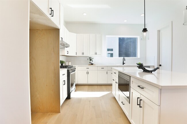 Photo - 1018A W 15th 1/2 St