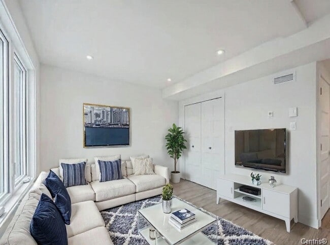 Building Photo - 9409 Av Larose Unit #3
