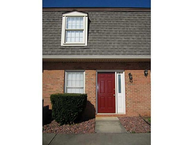 Building Photo - 2 bedroom townhome in Oakwood, GA