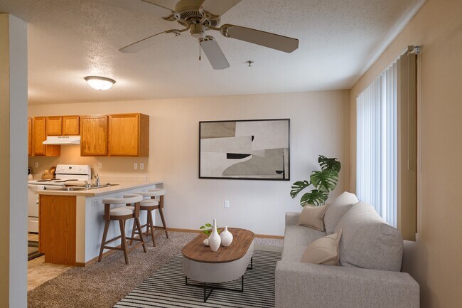 Grand Forks, ND Creekside Apartments | Living
