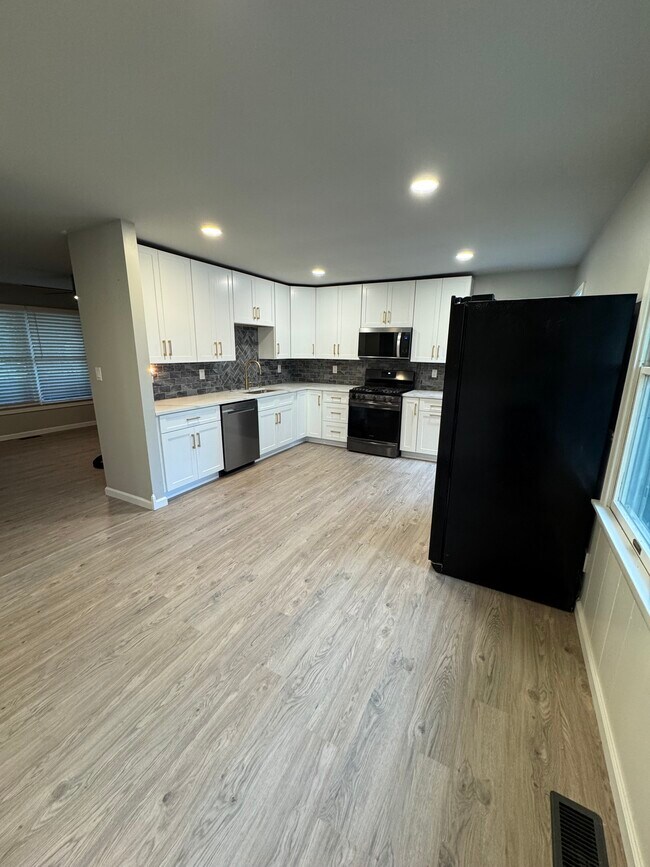 Photo - 115 E Sycamore Rd