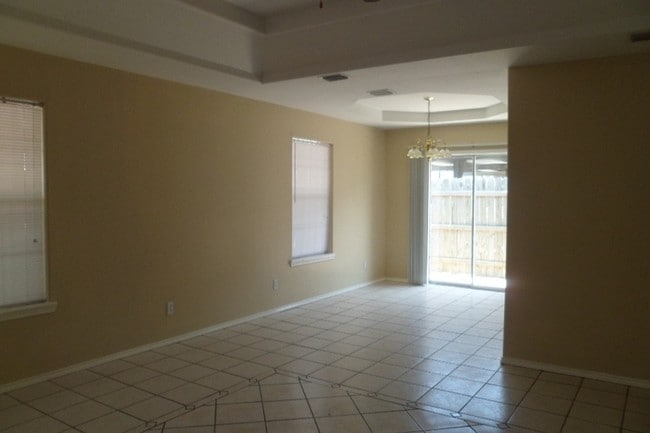 Building Photo - 1014 Stonehaven Blvd Unit 3