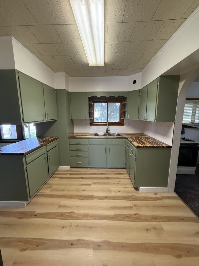 Building Photo - 2232 Youngstown Rd SE