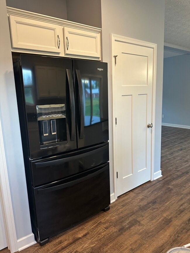 Photo - 4061 Main St