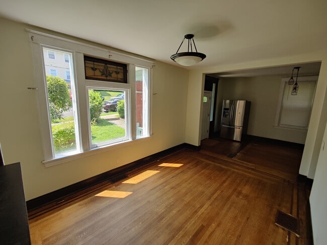 Sala de estar, área de cocina - 2000 Ryan Ave Unidad 1