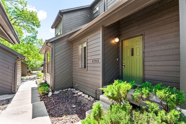 Building Photo - 3BD, 2.5 Boulder Townhome with 1-Car Garage