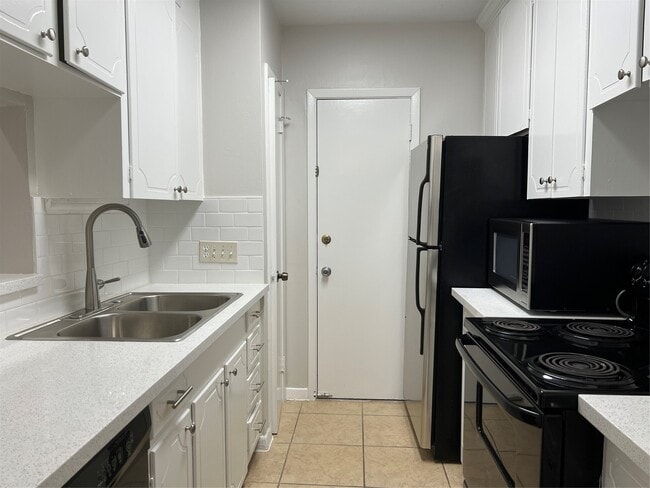 Building Photo - 2824 Briarhurst Dr Unit 9