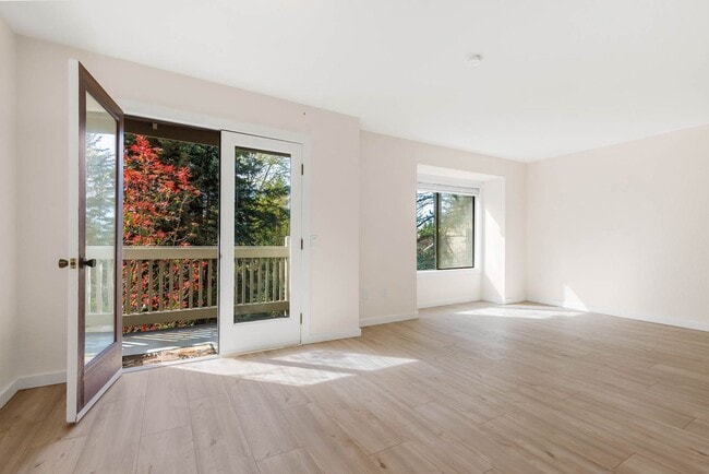 Photo - Newly updated 2 Bedroom 2 Bathroom Condo Near Downtown Kirkland- 1 free month! Unit UM-SHI320_02