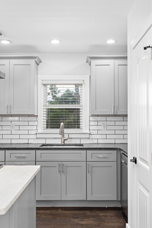 Photo - 453 Erin Ave SW