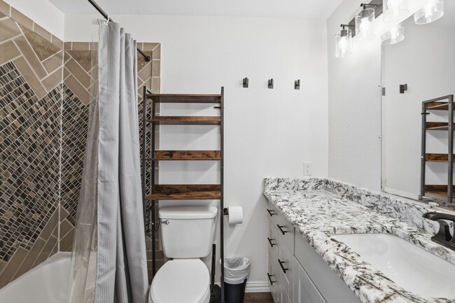 Photo - 1619 Collin Dr