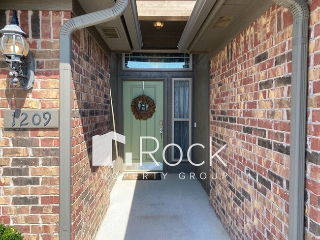 Photo - Beautiful 3 Bedroom Home with a Study in M...