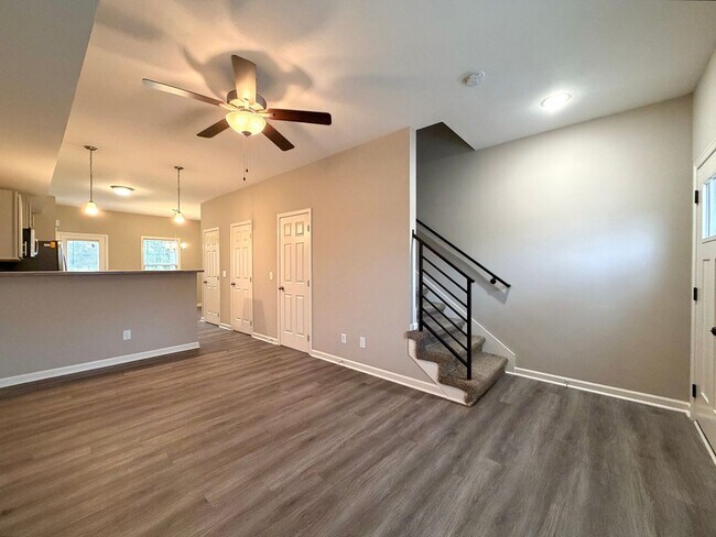 Photo - Airport Place Apartments