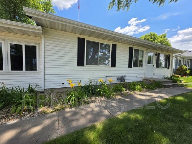 Photo - 4747 Danbury St NE