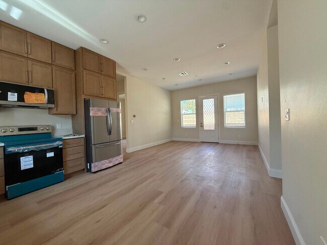 Photo - 1140 W Donington St Unit B