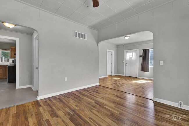 Photo - 155 N 11th E St