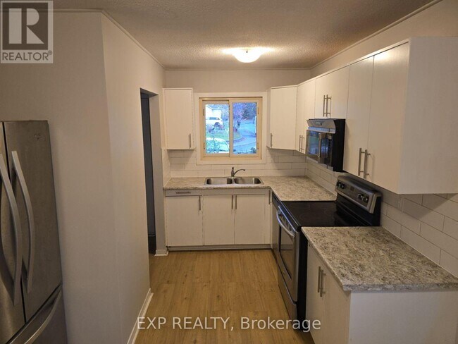 Photo - 89 Wellington St E