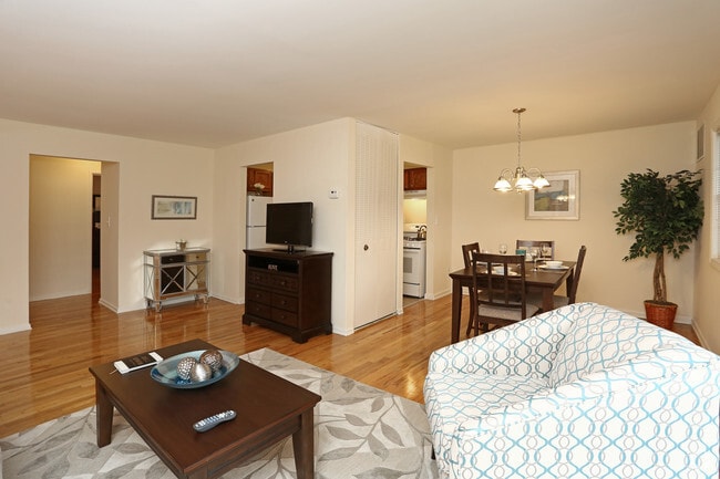 1 BD, 1BA (750sqft) - Living Room - Milford Beach Apartments