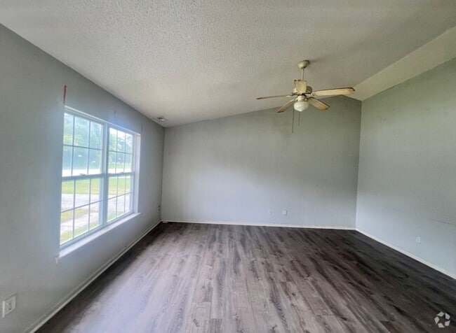 Building Photo - Coming soon! Students considered Holly Tre... Rental