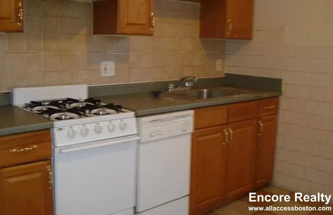 Building Photo - 126 Warren St Unit 41