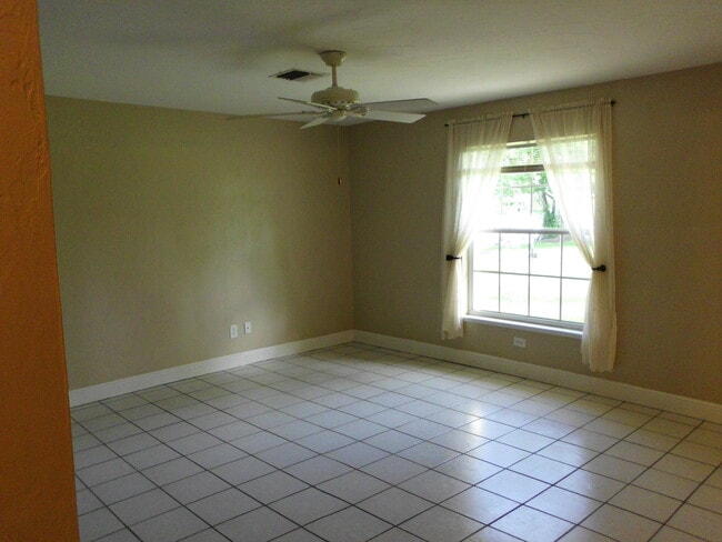 living room - 4520 SE 5th Pl Unit #1