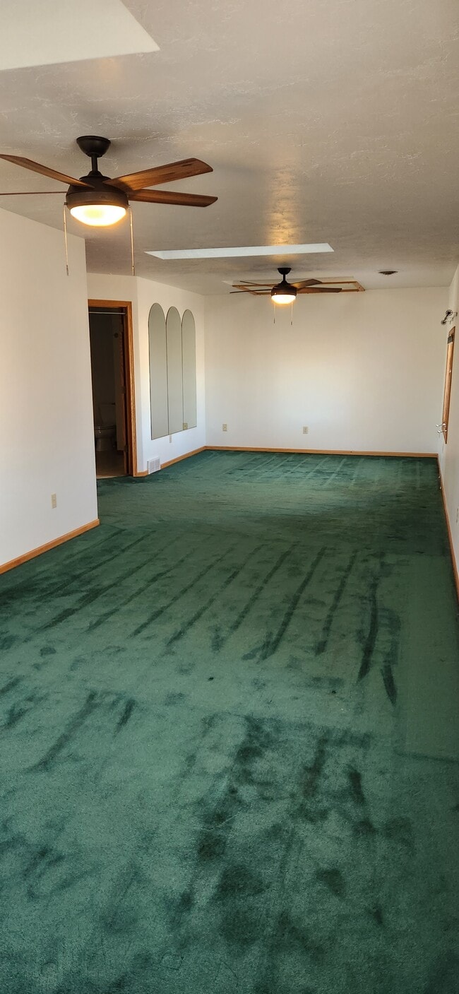 huge master bedroom - 4415 State St Unit 3