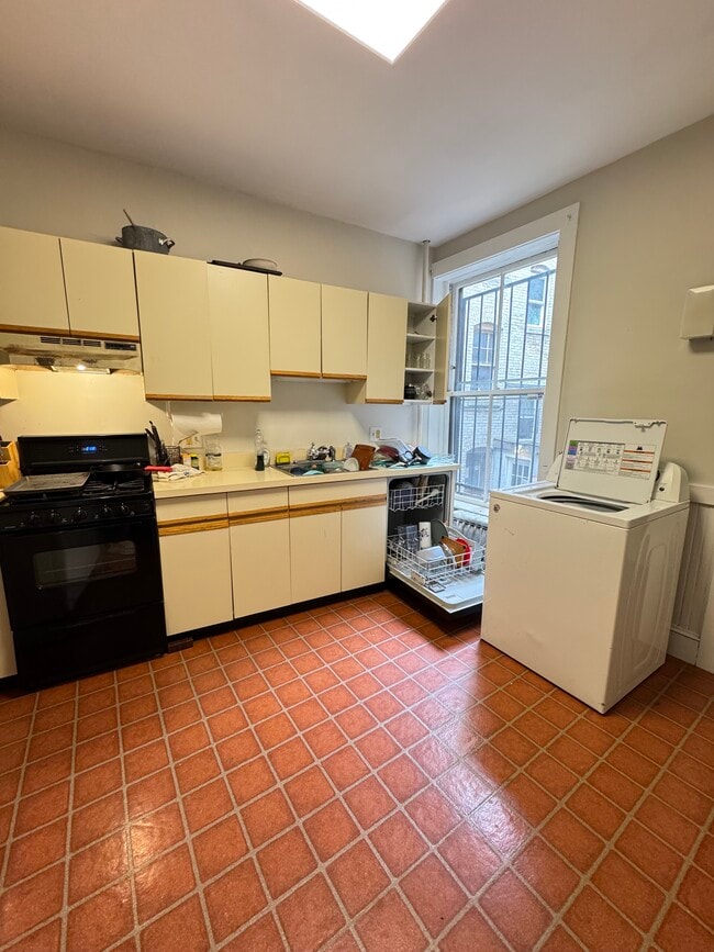 Building Photo - 104 Strathmore Rd Unit 1 Rental
