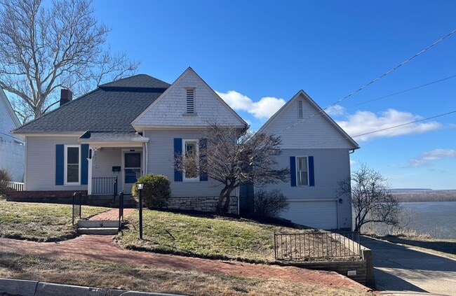 Building Photo - Beautiful 3 bedroom with river views